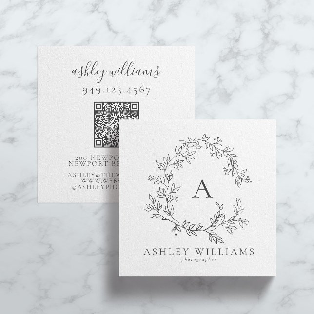 Tarjeta De Visita Cuadrada Elegante Escudo floral de código QR gris monograma (Subido por el creador)