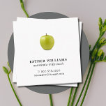 Tarjeta De Visita Cuadrada Elegante y minimalista nutricionista de la manzana<br><div class="desc">Elegante diseño de personalizable de tarjetas de visita con una foto de manzana verde. Diseño minimalista y elegante. Perfecto para nutricionistas,  dietistas,  profesores.</div>