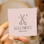 Tarjeta De Visita Cuadrada Estilista de pelo liso cissor Minimalista Rubor ro<br><div class="desc">Peluquería Estilista,  Minimalista,  Dibujo Salón De Belleza,  Rubor Pink Business Cards.</div>