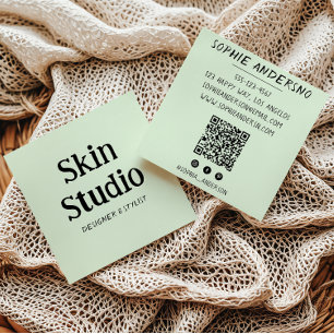 Tarjeta De Visita Cuadrada Estudio de piel minimalista verde salvia Código Qr