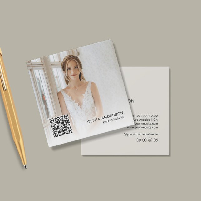 Tarjeta De Visita Cuadrada Fotógrafo moderno fotográfico Código QR Tono neutr (Photographer Modern Photo QR Code Neutral Tone Square Business Card)