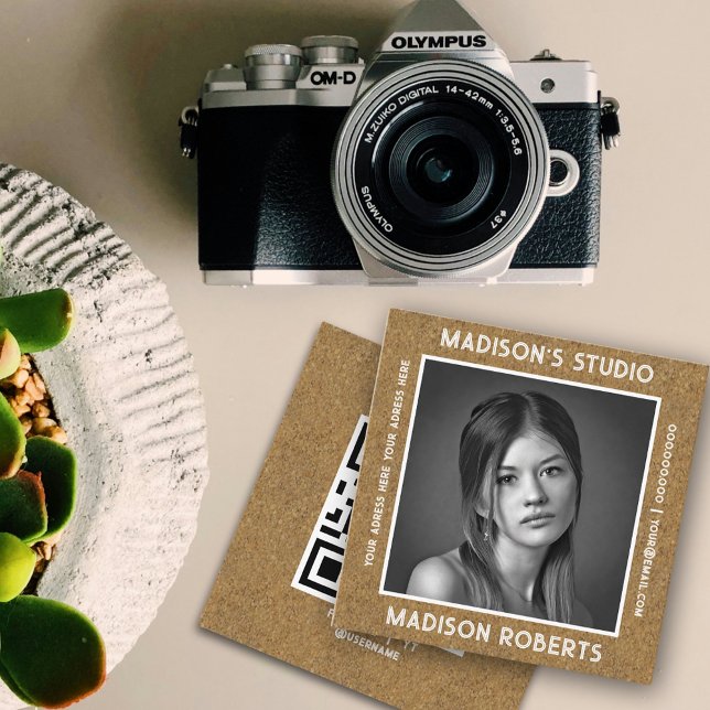 Tarjeta De Visita Cuadrada Fotógrafo personalizado de código QR foto moda de  (Kraft background- business card for Photographer )