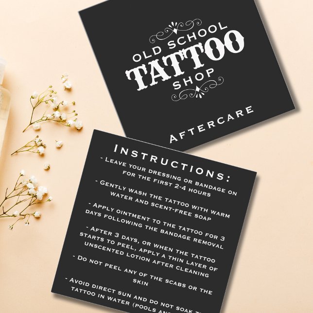 Tarjeta De Visita Cuadrada Instrucciones mínimas negritas de los artistas del (Minimal Bold Tattoo Artist Aftercare Instructions Square Business Card)