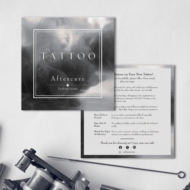 Tarjeta De Visita Cuadrada Instrucciones para el cuidado posterior del tatuaj (Mystical Black Ink Tattoo Aftercare Instructions Square Business Card)