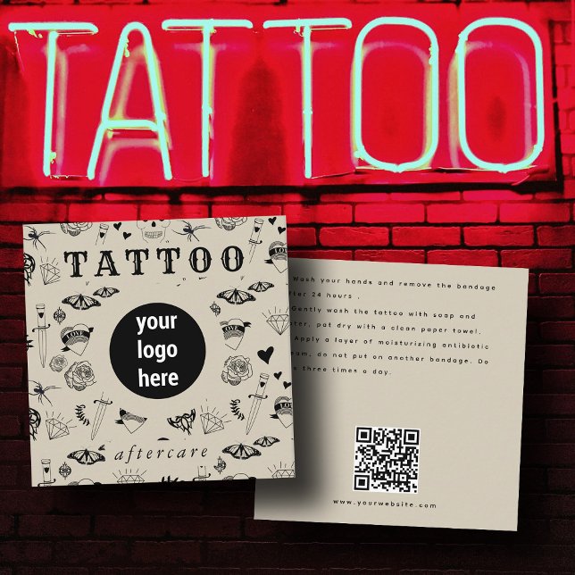 Tarjeta De Visita Cuadrada Instrucciones para el cuidado posterior del tatuaj (Black & Beige Logo Tattoo Aftercare Instructions Square Business Card)