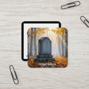 Tarjeta De Visita Cuadrada Lápida en un cementerio de otoño brumoso