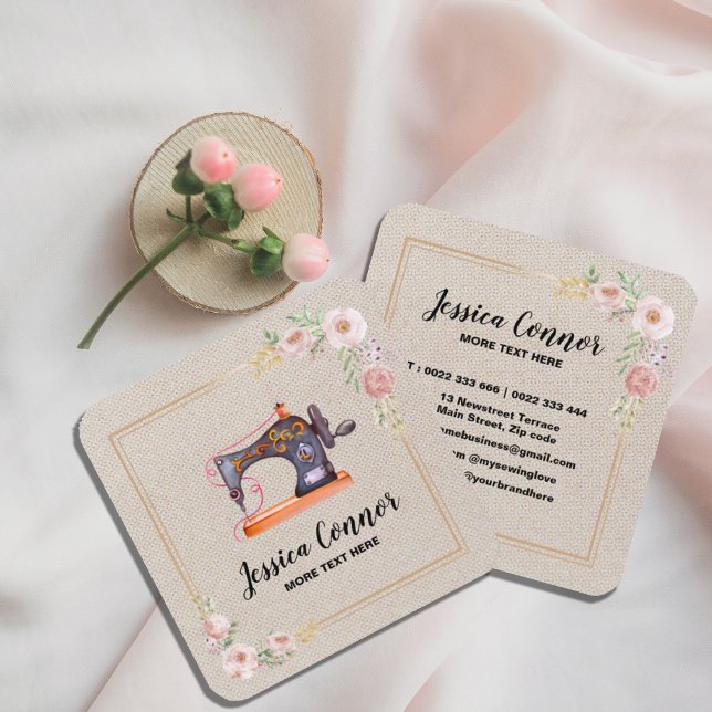 Tarjeta De Visita Cuadrada Máquina de coser Fondo de crema blanquecino (#zazzlemade #machine #sewing #tailorbusinesscard #flowersandmachine #pinkfloral #girlybusinesscard)