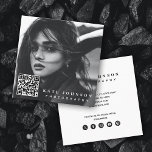Tarjeta De Visita Cuadrada Moderno y simple foto mínima Código QR Medios soci<br><div class="desc">Un hermoso diseño que incorpora 1 de tus propias fotos y tu código QR. Esta elegante tarjeta de visita es ideal para todo tipo de fotógrafos. Una forma sencilla y profesional de presentar tu negocio. Iconos de medios sociales incluidos en el diseño de esta tarjeta de visita para uso personal....</div>
