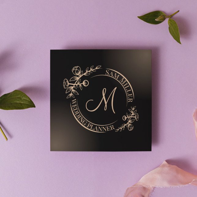 Tarjeta De Visita Cuadrada Monograma floral de Moda lux negra con estilo (Perfect business card for any feminine occupation.)