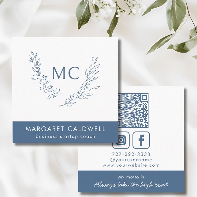 Tarjeta De Visita Cuadrada Moraleja de Monograma Azul Dusto (Dusty Blue Monogram Wreath Social Media Square Business Card)