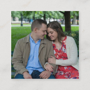 Tarjeta De Visita Cuadrada Pareja romántica sentada cerca