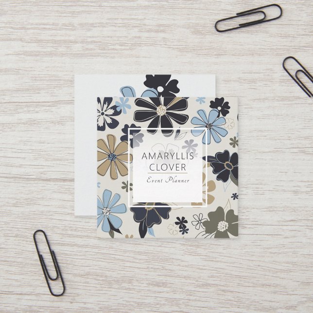 Tarjeta De Visita Cuadrada Patrón azul retro floral (Floral Retro Blue Pattern Square Business Card from Studio Posies.)
