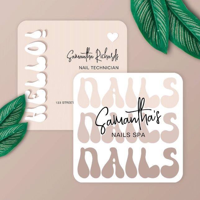 Tarjeta De Visita Cuadrada Retro Beige Moderno Artista de uñas Salon Manicura (Trendy beige nails technician business cards with retro fonts)