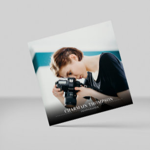 Tarjeta De Visita Cuadrada Texto Minimalista moderno en blanco y negro   Foto