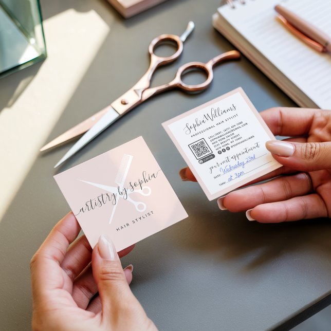 Tarjeta De Visita Cuadrada Tijeras rosas rubias modernas guion peinado (Modern blush pink scissors script hair stylist)