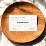 Tarjeta de visita de abogado con escala en negro<br><div class="desc">Carta de negocios de la abogada de primera categoría con escala negra de justicia.</div>