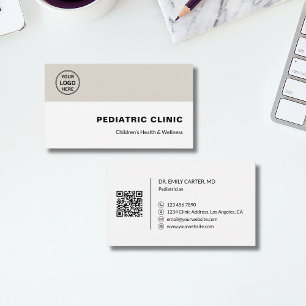 Tarjeta de visita de clínica pediátrica con logoti