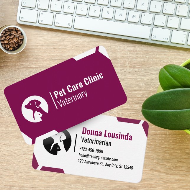 Tarjeta de visita de clínica veterinaria moderna p (Modern Purple Vet Clinic Business Card for Pet Care)