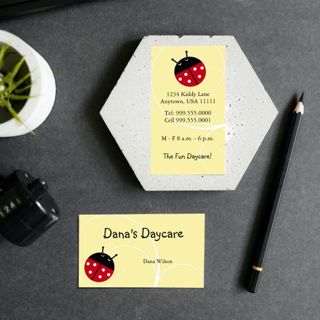 Tarjeta de visita de cuidado de niños para adultos (Yellow Ladybug Daycare Business Card)