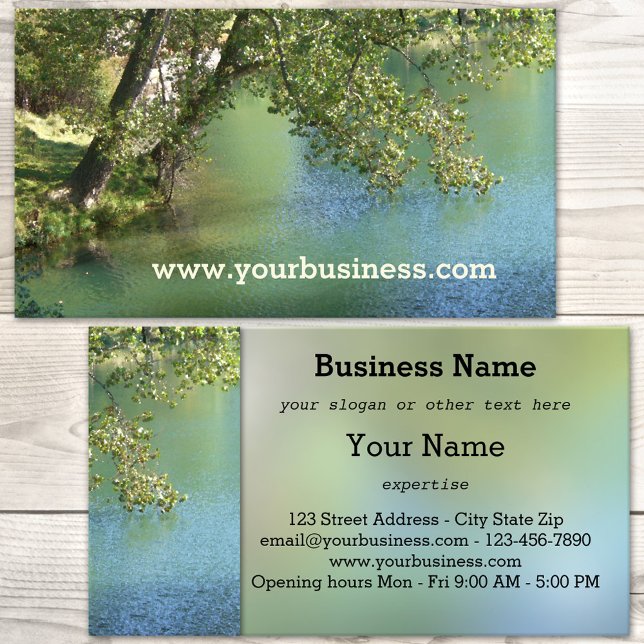 Tarjeta de visita de la reserva natural Trees Lake (Business card with a soulful image of trees at the side of a lake)