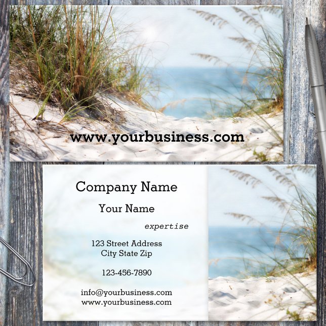Tarjeta de visita de playa (Business card template with a relaxing image of a beach and the ocean)