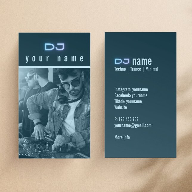 Tarjeta de visita de tecnología azul para DJ con f (Subido por el creador)