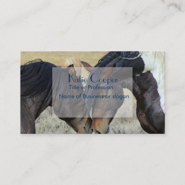 Tarjeta De Visita Dos caballos salvajes marrones desconcertando (Anverso)