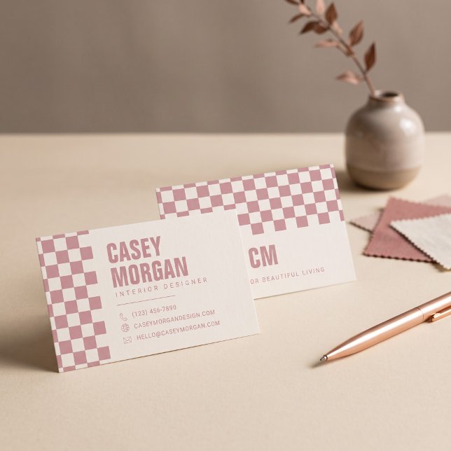 Tarjeta De Visita Dusty Pink Checkerboard Moderno (Simulated business cards on table)