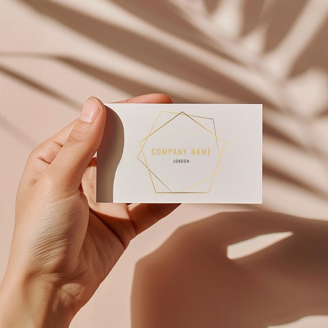 Tarjeta De Visita Efecto de oro geométrico (Modern business card with luxury gold effect geometric pentagon and elegant script.)