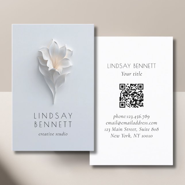 Tarjeta De Visita Elegant Minimalist Floral White Blue QR Code (Elegant Minimalist Floral White Blue QR Code Business Card)