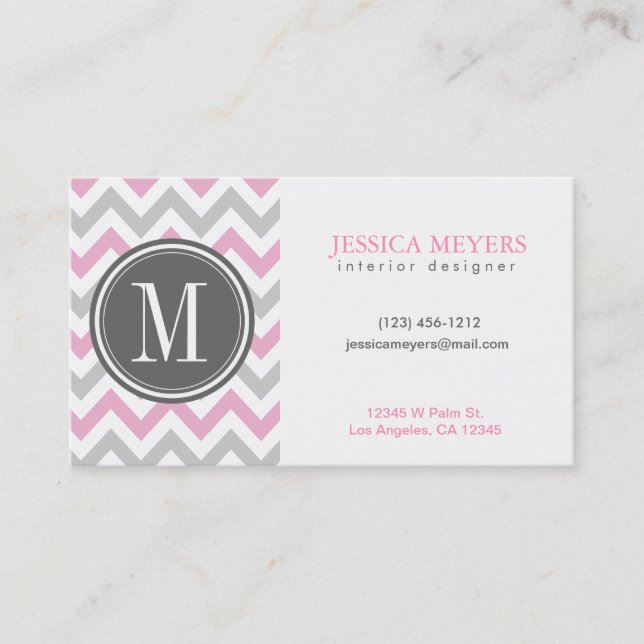 Tarjeta De Visita Elegante Chevron rosa y gris con monograma (Anverso)