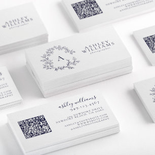 Tarjeta De Visita Elegante código QR de Escudo floral monograma azul