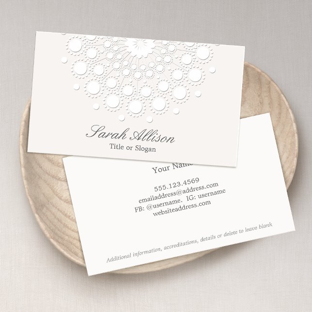 Tarjeta De Visita Elegante Cosmetólogo Salón Blanco y Spa (Subido por el creador)