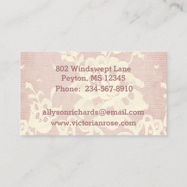 Tarjeta De Visita Elegante encaje floral blanco y cremoso sobre malv (Reverso)