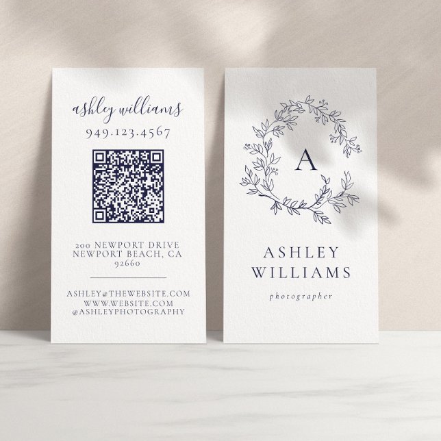 Tarjeta De Visita Elegante Escudo floral del código QR del monograma (Subido por el creador)