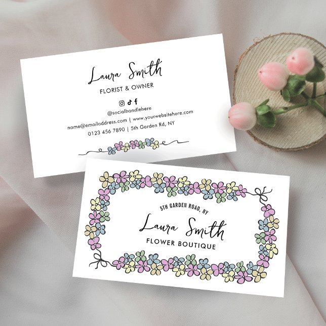 Tarjeta De Visita Elegante floral moderna mano trenzada botánica (Feminine floral design business cards with hand drawn flower motifs and trendy script fonts)