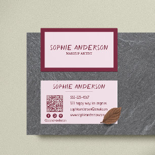 Tarjeta De Visita Elegante Maquilladora de Borgoña con Código QR