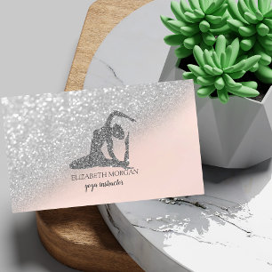 Tarjeta De Visita Elegante moderna chica de yoga con brillo plateado