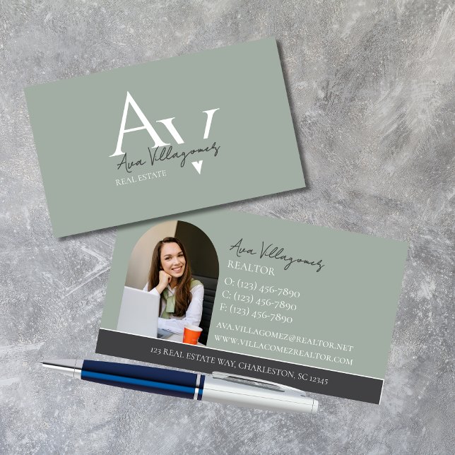 Tarjeta De Visita Elegante Monograma Profesional Verde (Elegant and professional agent business card that makes a great first impression!)