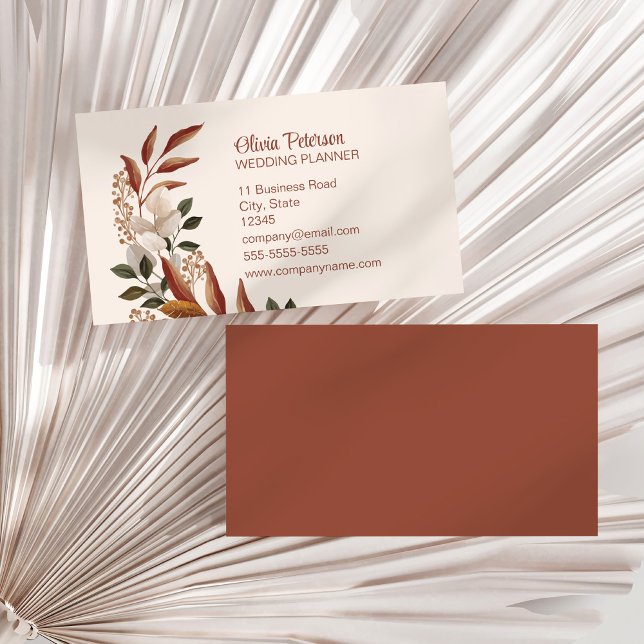 Tarjeta De Visita Elegante planificador de boda floral de Terracota (Elegant Terracotta Floral Wedding Planner Business Card on a sunny white dry palm leaf.)
