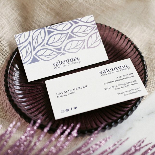 Tarjeta De Visita Elegante Purpurina Violeta Patrón de hojas maquill (Elegant Modern Leaf Luxury Beauty Makeup Artist Business Card)