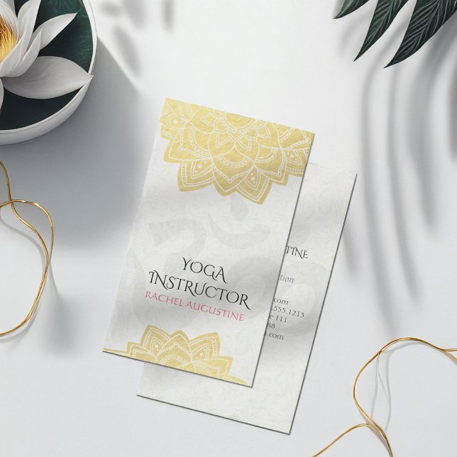 Tarjeta De Visita Elegante Relieve metalizado dorado de Yoga Floral  (Subido por el creador)