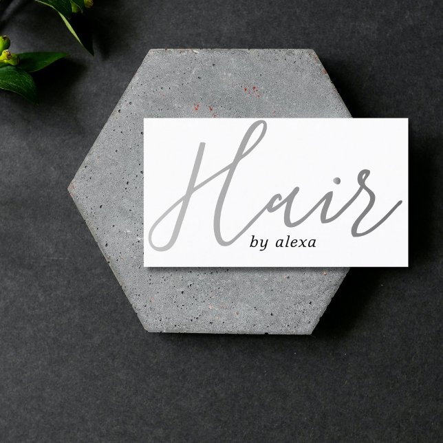 Tarjeta De Visita Elegante White Faux Silver negrita Hair Stylist (Subido por el creador)
