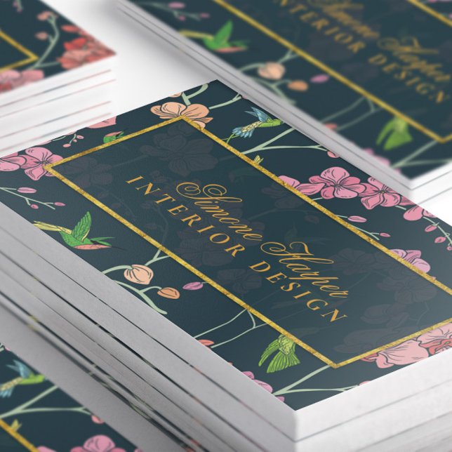 Tarjeta De Visita Elegantes flores y pájaros rosados sobre azul oscu (Close-up Stacked Elegant Pink Flowers and Birds on Dark Blue Business Cards-Front)