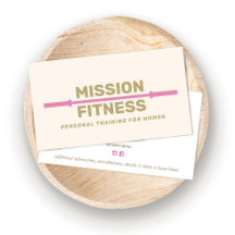 Entrenador personal femenino de fitness rosa