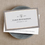 Tarjeta De Visita Escala de justicia de abogados estilo vintage trad<br><div class="desc">Tipo de letra de copperplate y logo de la escala de justicia. Bachillerato de color gris con borde de acento dorado.</div>