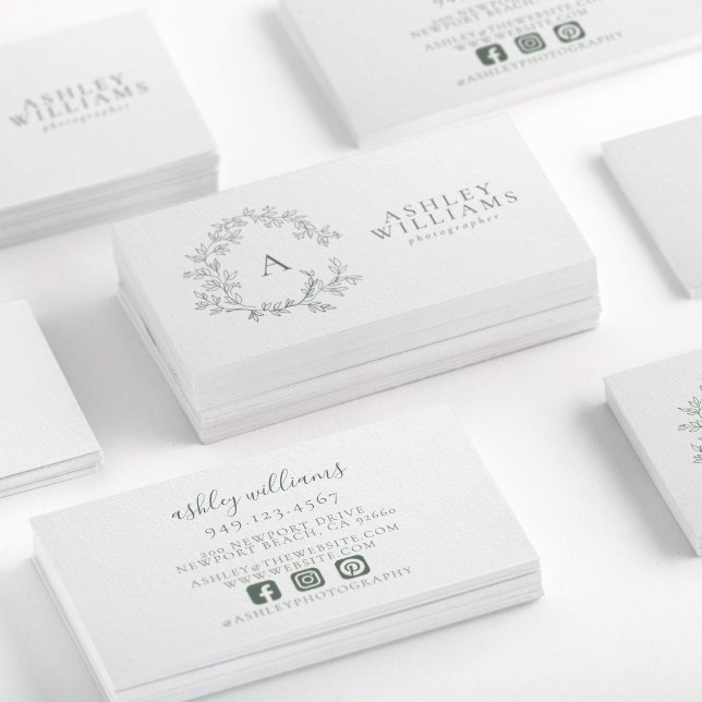 Tarjeta De Visita Escudo floral Sage Green Monogram Profesional (Subido por el creador)
