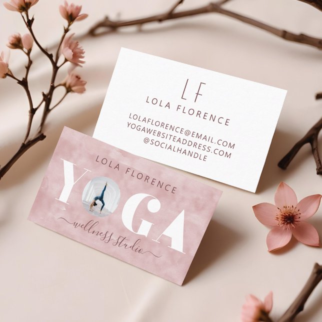 Tarjeta De Visita Estudio de Yoga de Lujo Rosa Chic Moderno Minimali (Modern Pink Watercolor YOGA Overlay Custom Photo Business Card)