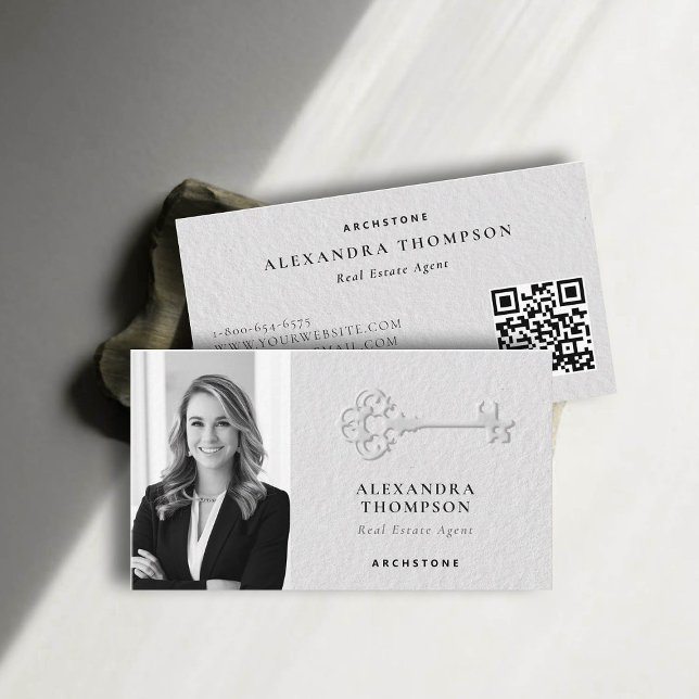 Tarjeta De Visita Falso Grabado en relieve clave foto en blanco negr (real estate professional business card photo qr code black white chic elegant faux embossed luxury)