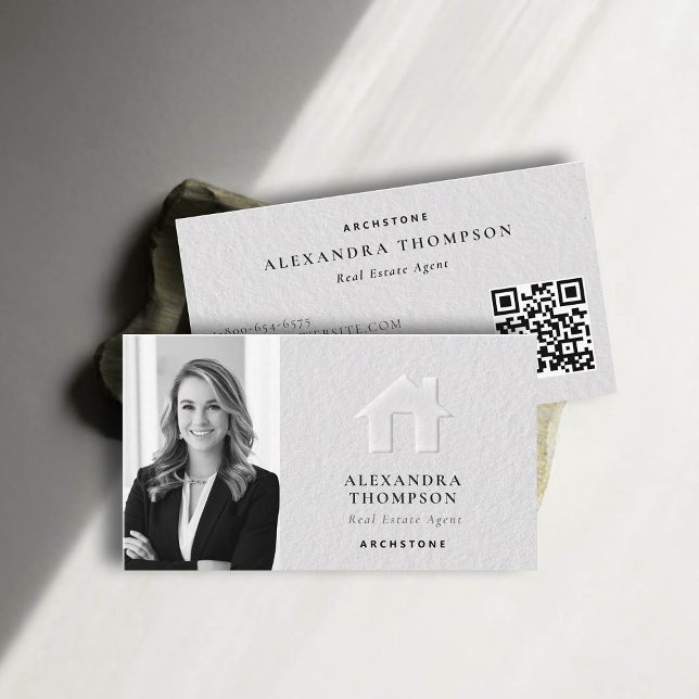 Tarjeta De Visita Faux inmobiliario Grabado en relieve Black White S (real estate professional business card photo qr code black white classy elegant faux embossed luxury)